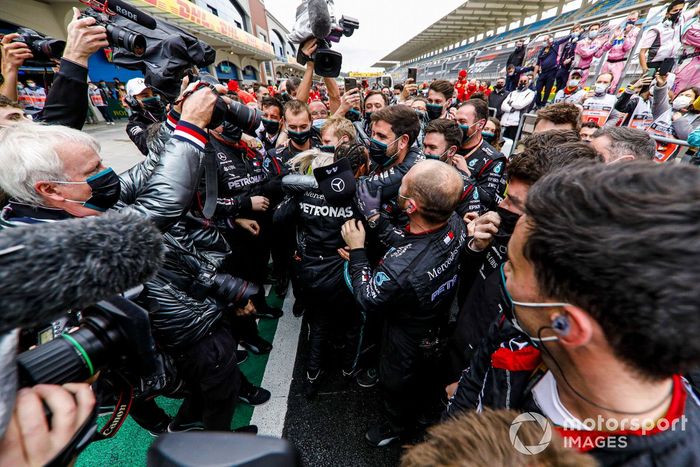 Lewis Hamilton, Mercedes-AMG F1, celebra en Parc Ferme después de asegurar su séptimo campeonato mundial
