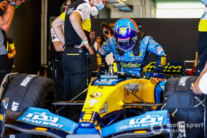 Fernando Alonso pilota el Renault R25 con el que ganó el mundial de F1 en 2005