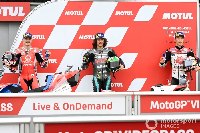 Los 3 primeros clasificados: segundo Jack Miller, Pramac Racing, ganador de la pole Franco Morbidelli, Petronas Yamaha SRT, y tercero Takaaki Nakagami, Team LCR Honda