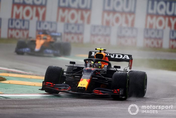 Sergio Pérez, Red Bull Racing RB16B, Daniel Ricciardo, McLaren MCL35M