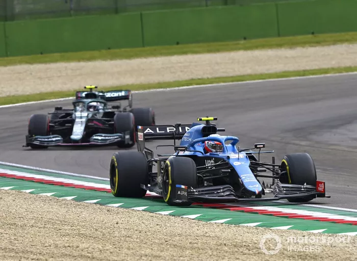 Esteban Ocon, Alpine A521, Sebastian Vettel, Aston Martin AMR21