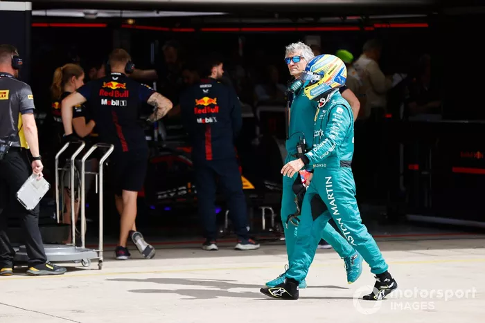 Fernando Alonso, Aston Martin F1 Team, en boxes tras el Sprint Shootout