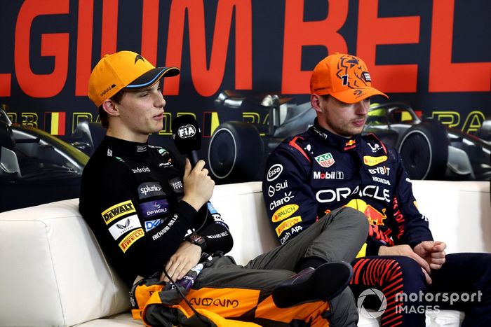 Oscar Piastri, McLaren, 2ª posición, Max Verstappen, Red Bull Racing, 1ª posición, en la rueda de prensa posterior al sprint.