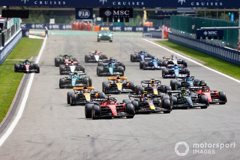 Charles Leclerc, Ferrari SF-23, Sergio Pérez, Red Bull Racing RB19, Carlos Sainz, Ferrari SF-23, Lewis Hamilton, Mercedes F1 W14, Oscar Piastri, McLaren MCL60, Max Verstappen, Red Bull Racing RB19, el resto de la parrilla en la salida.