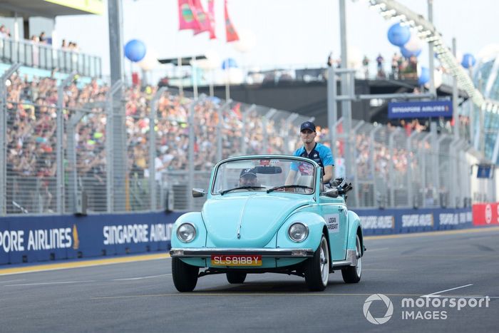 Logan Sargeant, Williams Racing durante el desfile de pilotos