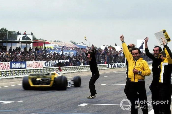 L'équipe Renault, dont Jean Sage, célèbre sa première victoire décrochée par Jean-Pierre Jabouille
