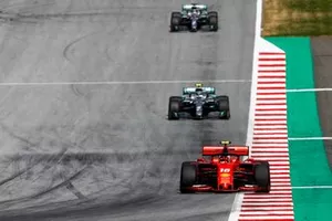 Charles Leclerc, Ferrari SF90, voor Valtteri Bottas, Mercedes AMG W10, en Lewis Hamilton, Mercedes AMG F1 W10