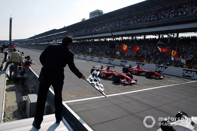 2002: Michael Schumacher ganó en un doblete de Ferrari con Rubens Barrichello, en el Gran Premio de los Estados Unidos, con una diferencia de milésimas.