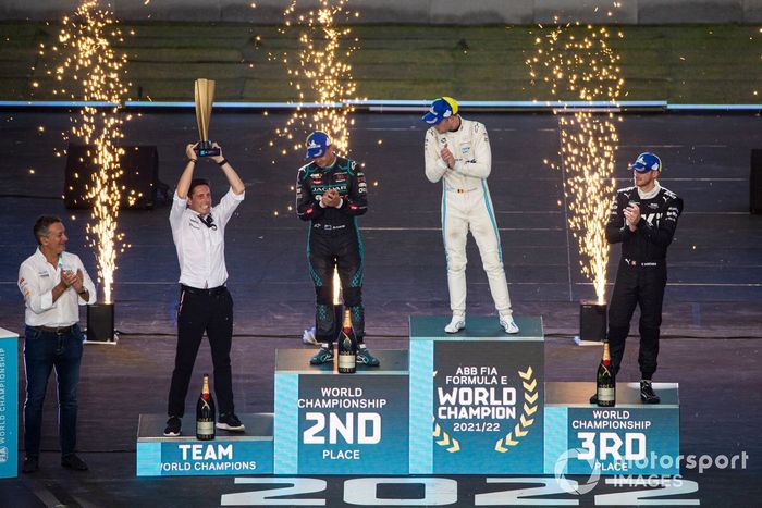 Ian James, jefe de Mercedes-Benz EQ, Mitch Evans, Jaguar Racing, segundo, el campeón Stoffel Vandoorne, Mercedes-Benz EQ, Edoardo Mortara, Venturi Racing, tercero, en el podio de los campeones