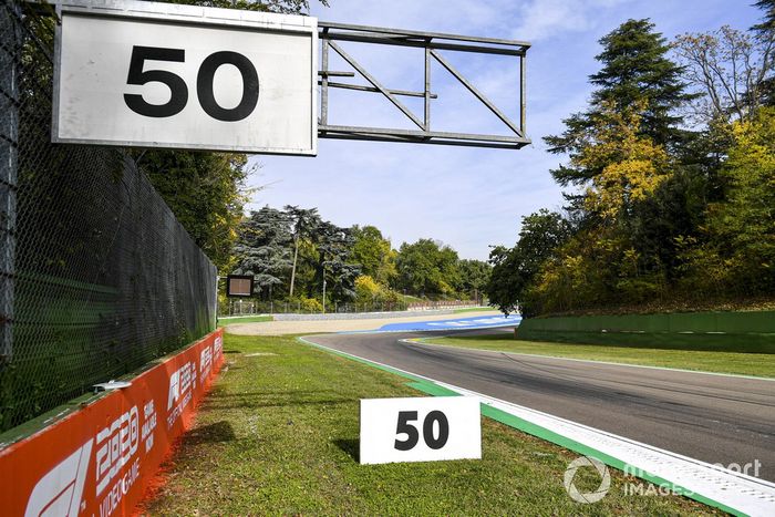 Señales de distancia hasta la curva