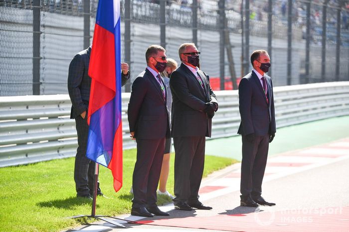 Dmitry Kozak y otros dignatarios en la parrilla