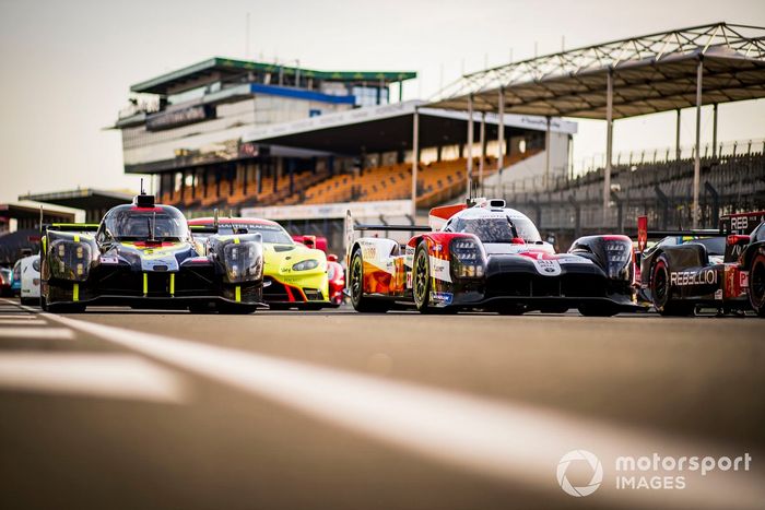 #4 ByKolles Racing Team Enso CLM P1/01: Tom Dillmann, Bruno Spengler, Oliver Webb, #7 Toyota Gazoo Racing Toyota TS050: Mike Conway, Kamui Kobayashi, Jose Maria Lopez