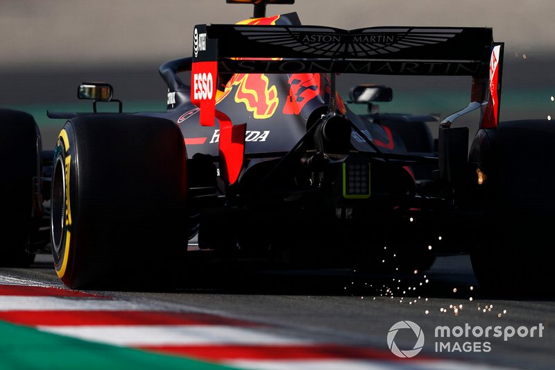 Max Verstappen, Red Bull Racing RB15, solleva scintille