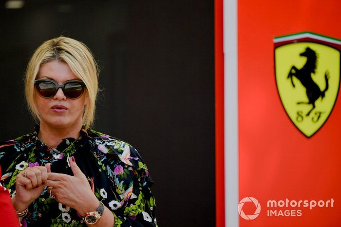 Corinna Schumacher fuera del hospitality de Ferrari