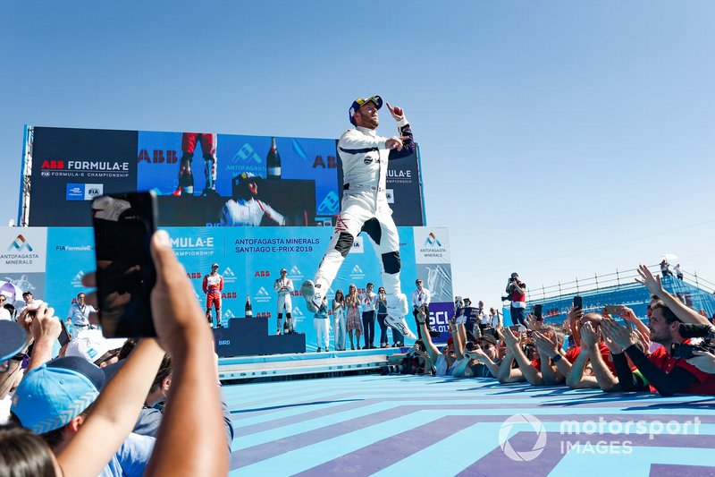 Sam Bird, Envision Virgin Racing, 1° classificato, festeggia sul podio