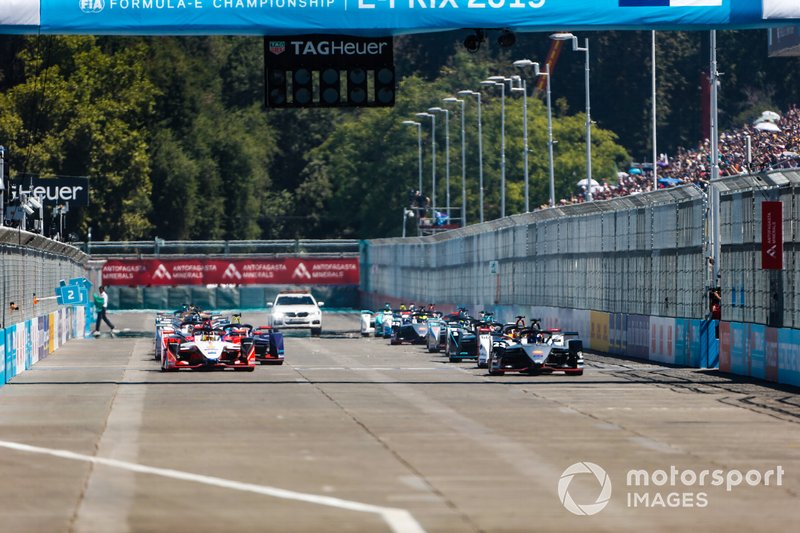 Alla partenza della gara, con Pascal Wehrlein, Mahindra Racing, M5 Electro, accanto a Sébastien Buemi, Nissan e.Dams, Nissan IMO1