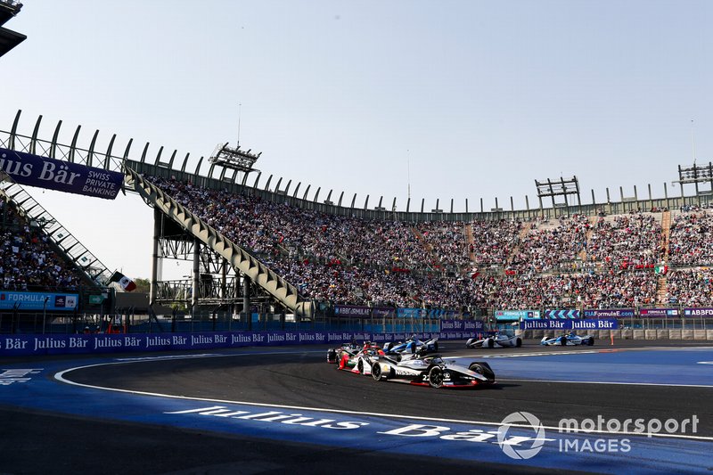 Oliver Rowland, Nissan e.Dams, Nissan IMO1 leads Lucas Di Grassi, Audi Sport ABT Schaeffler, Audi e-tron FE05 and Sébastien Buemi, Nissan e.Dam, Nissan IMO1