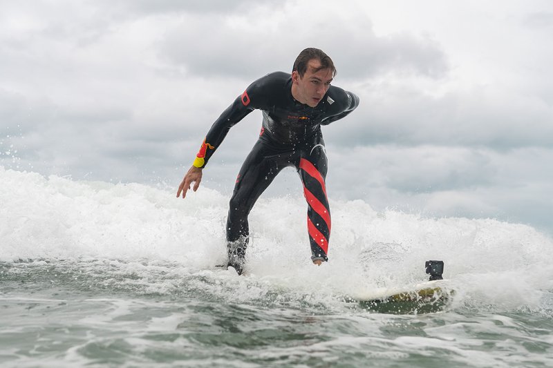 Pierre Gasly surfeando en Torquay