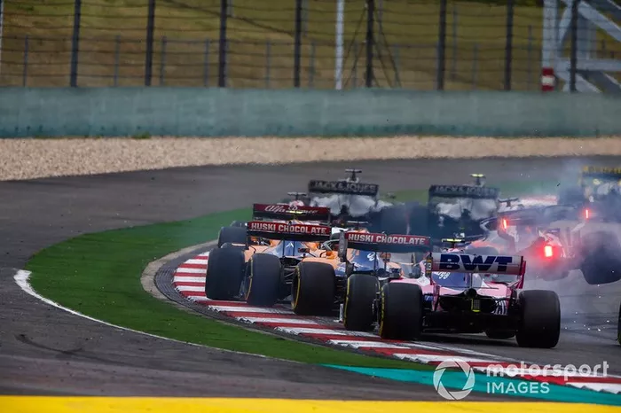 Daniil Kvyat, Toro Rosso STR14, se toca con Carlos Sainz Jr., McLaren MCL34, y Lando Norris, McLaren MCL34, en la salida