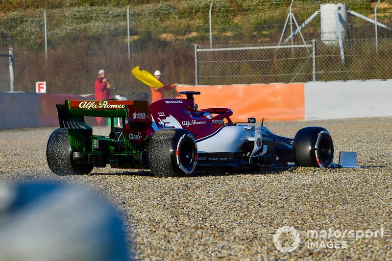 Кімі Райкконен, Alfa Romeo Racing C38, розвернув болід та опинився в гравії зранку