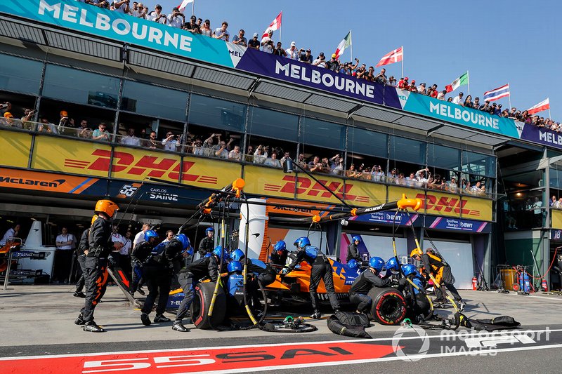 Lando Norris, McLaren MCL34, s'arrête au stand