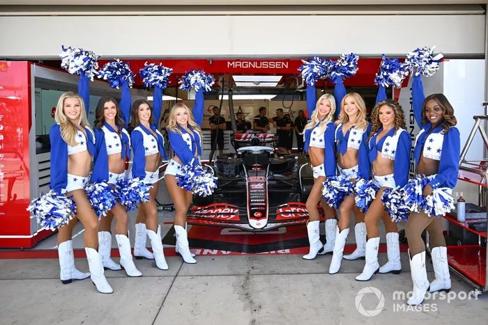 Las animadoras de los Dallas Cowboys visitan el garaje del Haas F1 Team