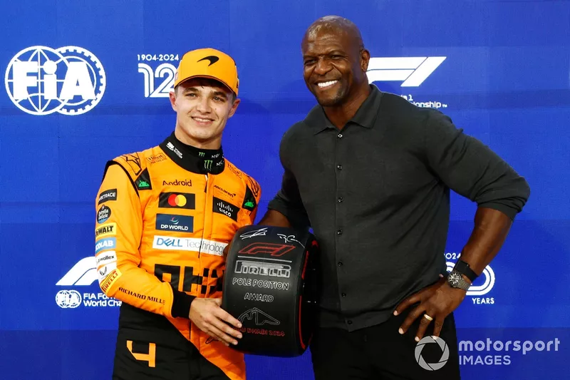 Lando Norris, McLaren F1 Team, reçoit son Pirelli Pole Position Award des mains de Terry Crews.