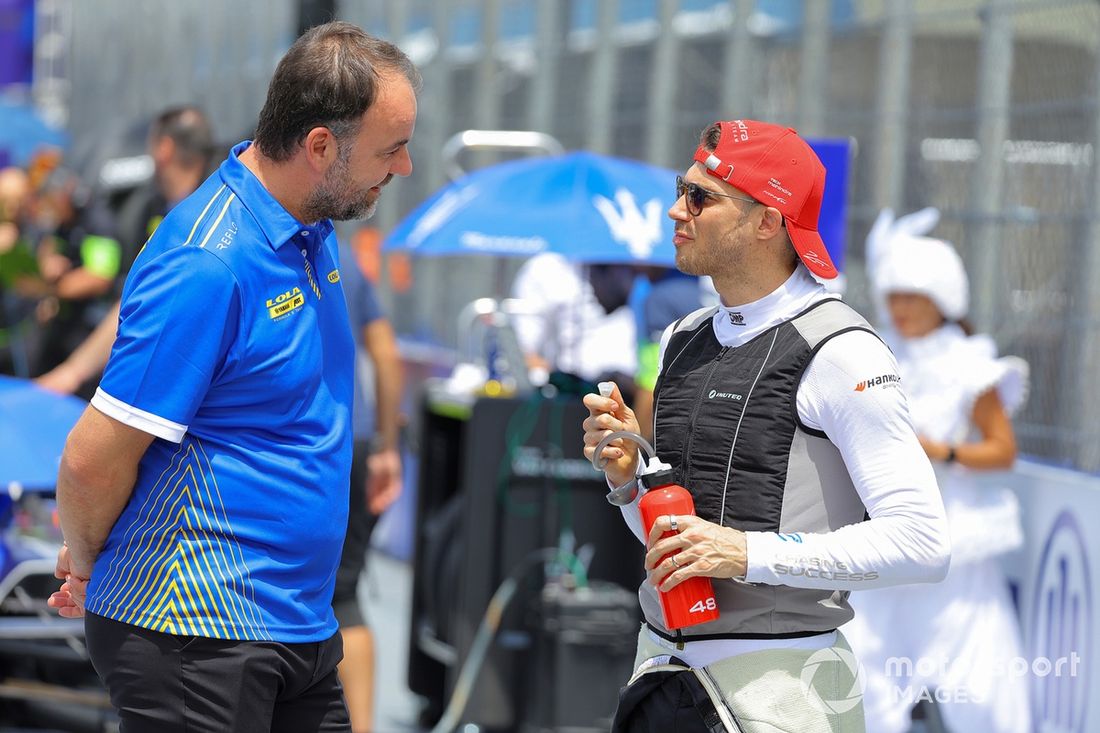 Thomas Biermaier, director del equipo Lola Yamaha ABT de Fórmula E habla con Edoardo Mortara , Mahindra Racing en la parrilla de salida.