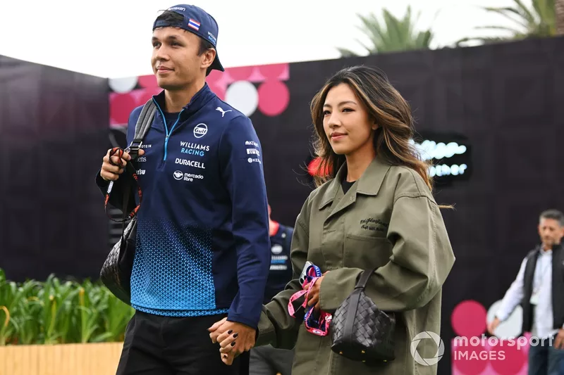 Alex Albon, Williams Racing avec sa partenaire Lily Muni Il 