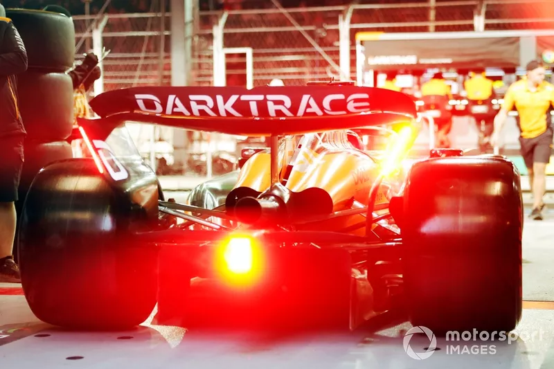 Oscar Piastri, McLaren MCL38, sort du garage