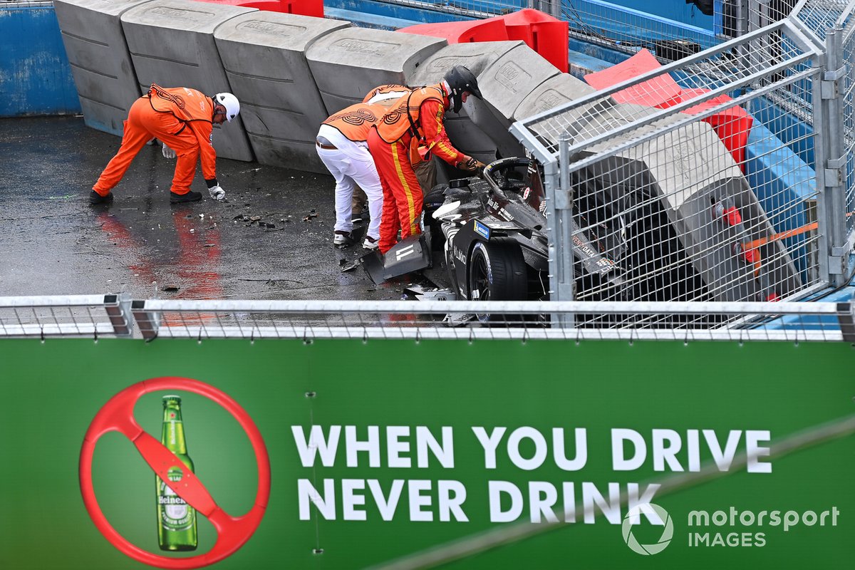 Marshals remove the car of Lucas Di Grassi, ROKiT Venturi Racing, Silver Arrow 02, from the barriers after a multiple crash in the race