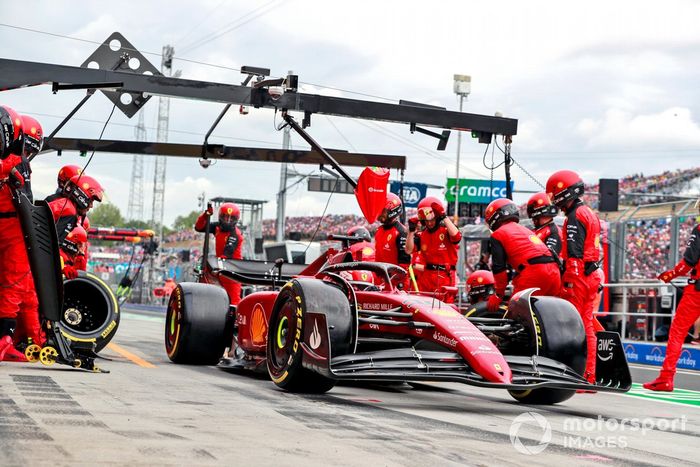 Charles Leclerc, Ferrari F1-75, pit stop