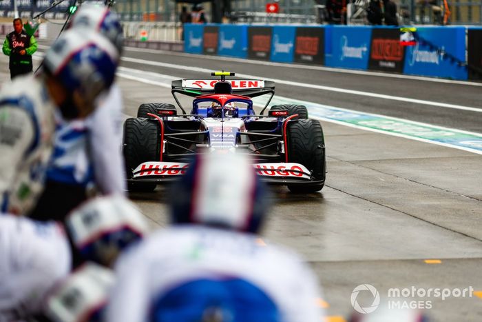 Yuki Tsunoda, RB F1 Team VCARB 01, en boxes