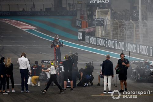Max Verstappen, Red Bull Racing, 1ª posición, celebra al final de la carrera.