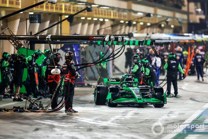 Valtteri Bottas, Stake F1 Team Kick Sauber C44, sale de su box tras una parada