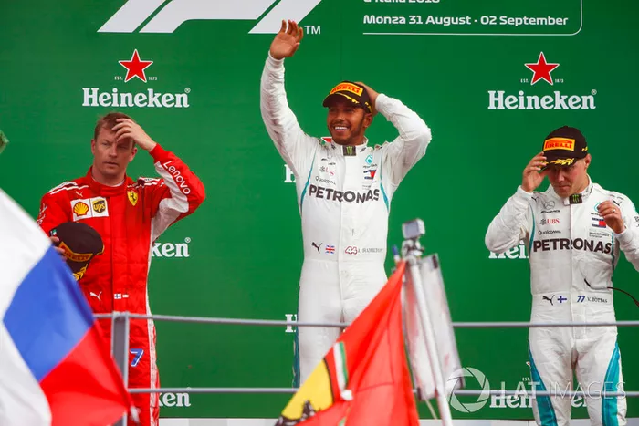 Kimi Raikkonen, Ferrari, Lewis Hamilton, Mercedes AMG F1, y Valtteri Bottas, Mercedes AMG F1