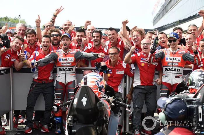 Ganador de la carrera Andrea Dovizioso, Ducati Team, 2º Jorge Lorenzo, Ducati Team