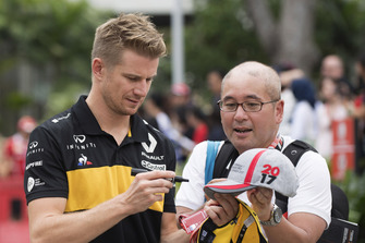 Nico Hulkenberg, Renault Sport F1 Team signs an autograph for a fan
