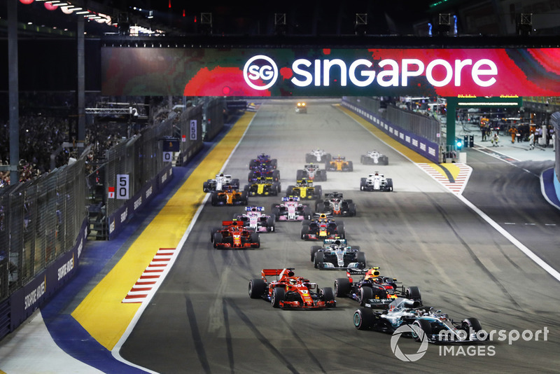 Lewis Hamilton, Mercedes AMG F1 W09 EQ Power+, Max Verstappen, Red Bull Racing RB14, y Sebastian Vettel, Ferrari SF71H, aen la arrancada