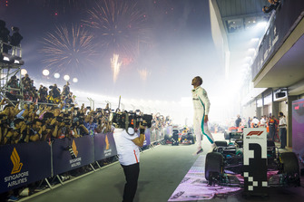 Le vainqueur Lewis Hamilton, Mercedes AMG F1 dans le parc fermé