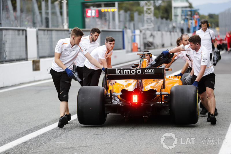 Fernando Alonso, McLaren MCL33, pits