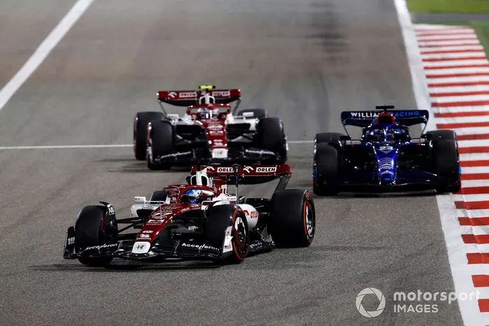 Valtteri Bottas, Alfa Romeo C42, Alex Albon, Williams FW44, Guanyu Zhou, Alfa Romeo C42