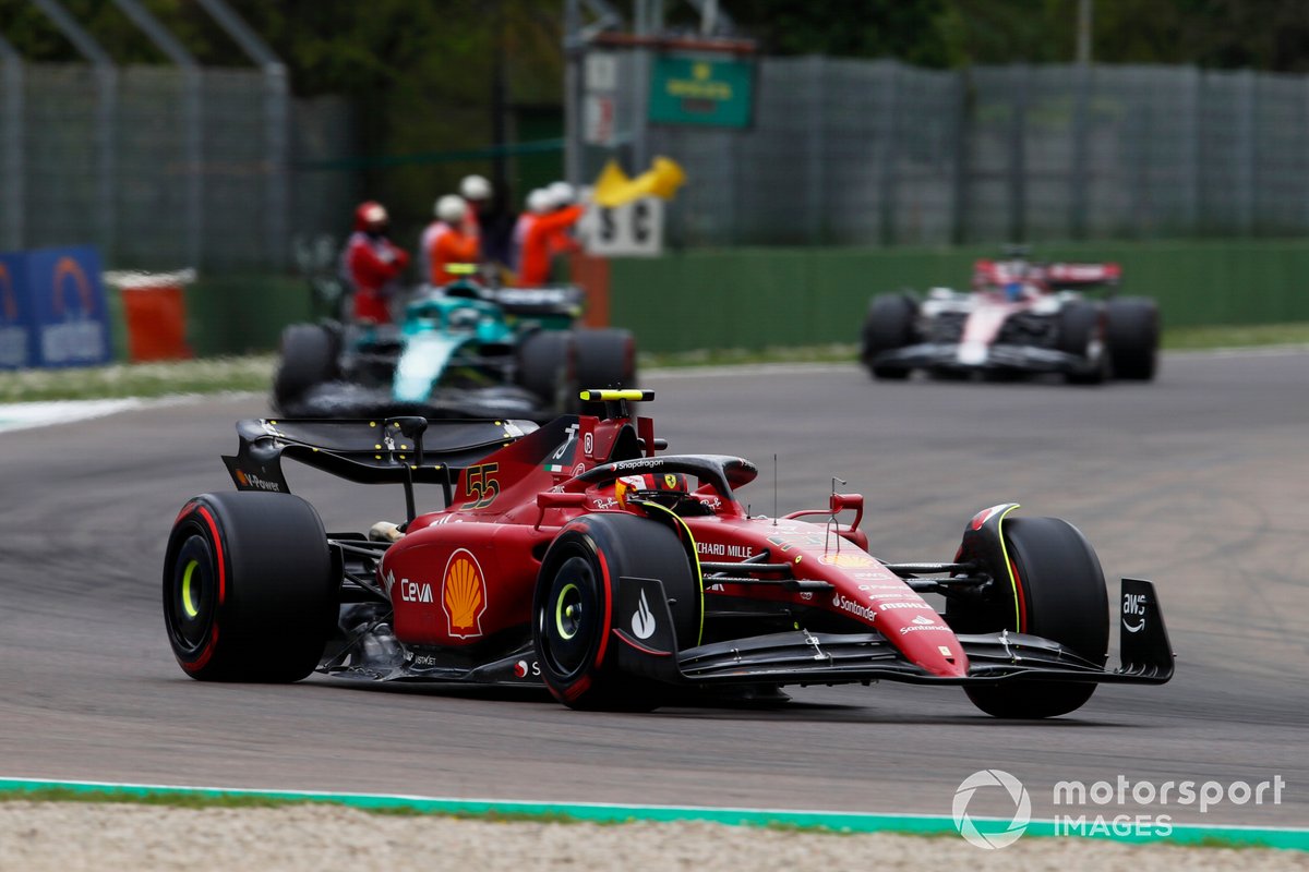 Carlos Sainz Jr., Ferrari F1-75, Sebastian Vettel, Aston Martin AMR22