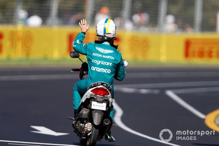 Sebastian Vettel, Aston Martin, vuelve a los boxes 
