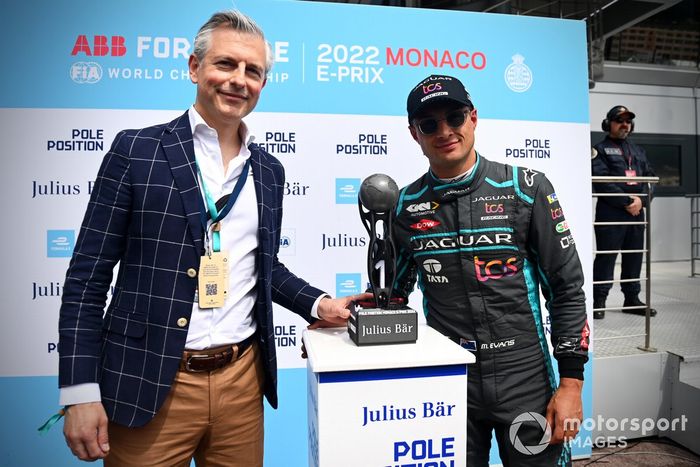El poleman Mitch Evans, Jaguar Racing, recibe el Julius Baer Pole Position Award
