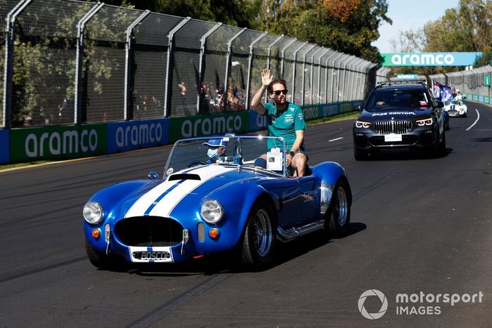 Sebastian Vettel, Aston Martin AMR22, monta en un AC Cobra