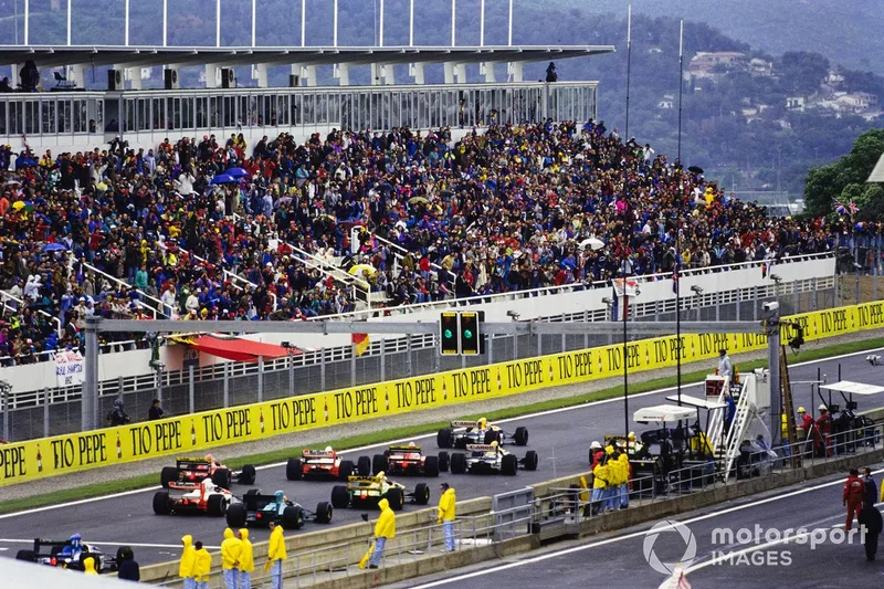 Nigel Mansell, Williams FW14B Renault, leads Riccardo Patrese, Williams FW14B Renault, Jean Alesi, Ferrari F92A, Ayrton Senna, McLaren MP4-7A Honda, Michael Schumacher, Benetton B192 Ford, Ivan Capelli, Ferrari F92A, Gerhard Berger, McLaren MP4-7A Honda, and Karl Wendlinger, March CG911 Ilmor, at the start