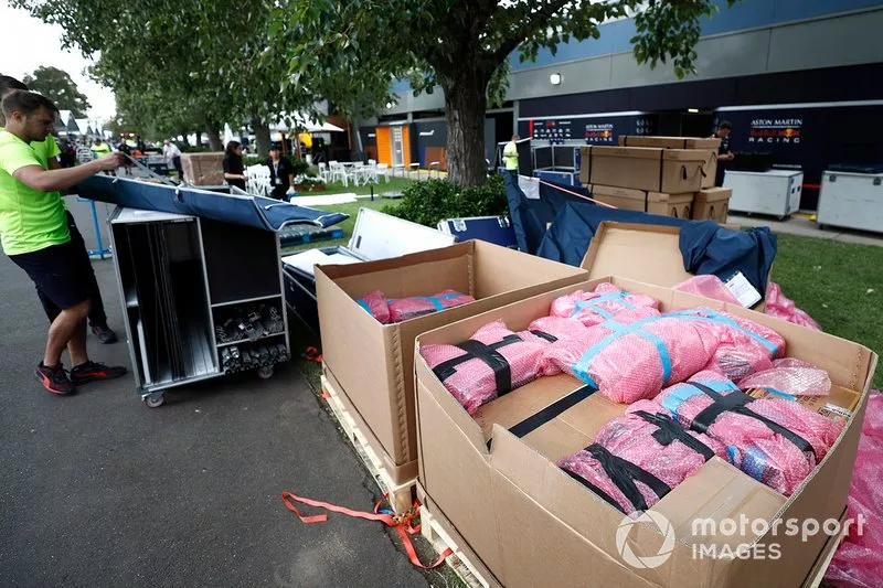El personal de Red Bull empaca su equipo en el paddock