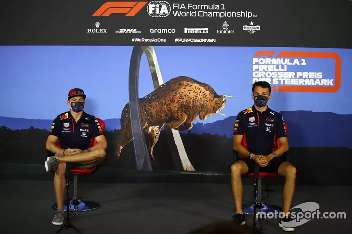 Max Verstappen, Red Bull Racing y Alex Albon, Red Bull Racing en la conferencia de prensa