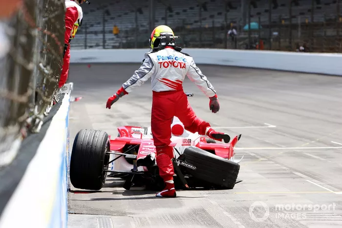 GP des États-Unis 2005 - Ralf Schumacher donne un coup de pied à sa propre voiture